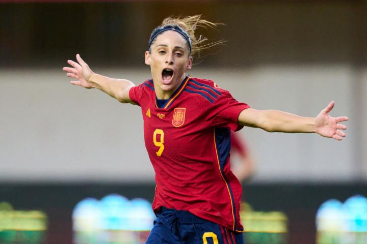Esther González celebra un gol con España