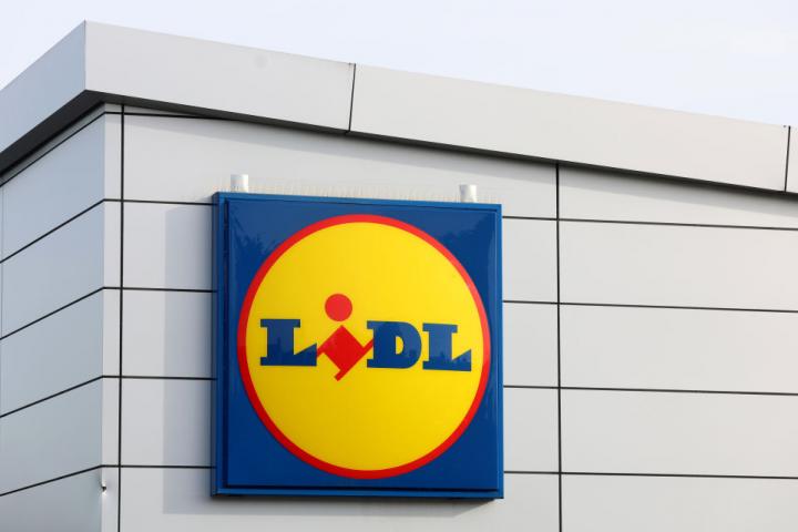 Logo de LIDL en la entrada de un supermercado