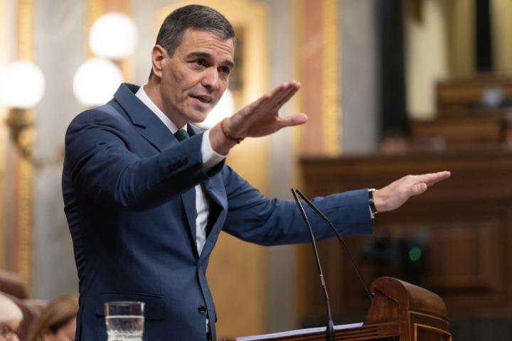 Pedro Sánchez gesticula desde la tribuna del Congreso