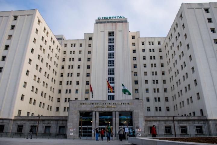 Vista de la fachada del hospital Virgen de las Nieves, en Granada.