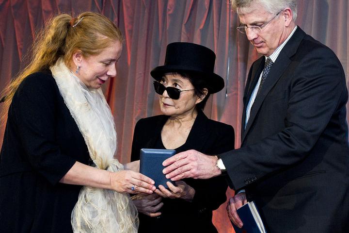 Alexandra Hildebrandt entrega un reconocimiento a Yoko Ono en el Museo del Muro en el Checkpoint Charlie