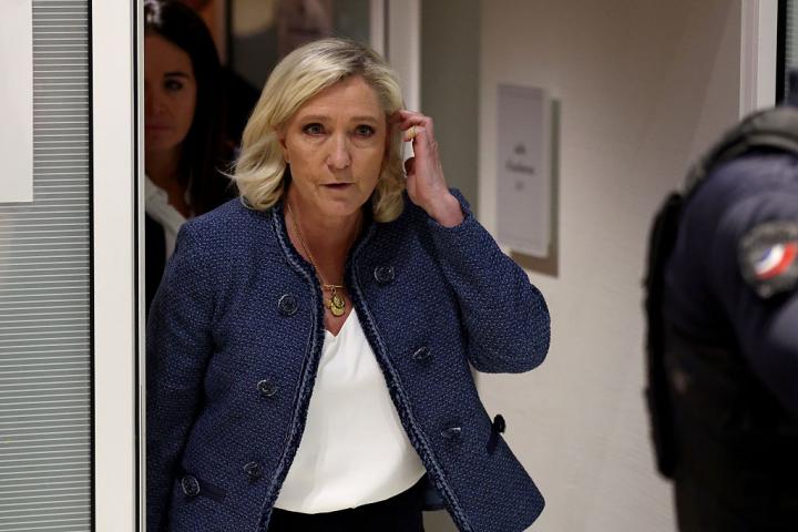 Marine Le Pen, a la salida del tribunal este lunes tras oír la sentencia