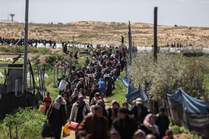 Refugiados palestinos camino a Yan Younis, tras desplazamientos forzosos en Rafah (Gaza).