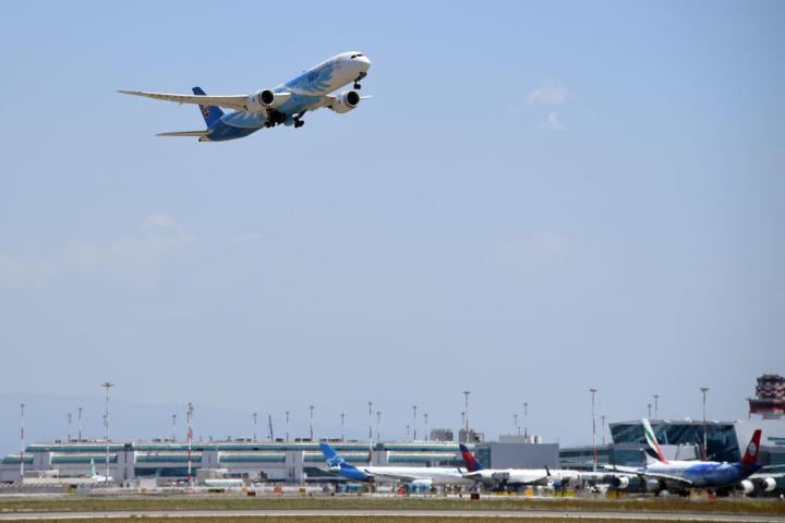 Un Boeing 787-9 de China Southern Airlines, en el aeropuerto romano de Fiumicino (Italia).