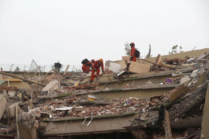 Equipos de emergencias chinos, buscando supervivientes del terremoto en Sky Villa, en la ciudad de Mandalay, Myanmar (antigua Birmania).