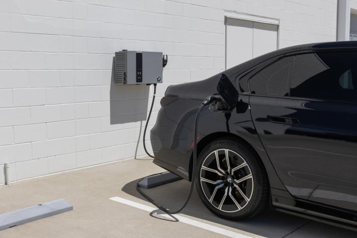 Imagen de archivo de un BMW i7 xDrive60, cargándose.