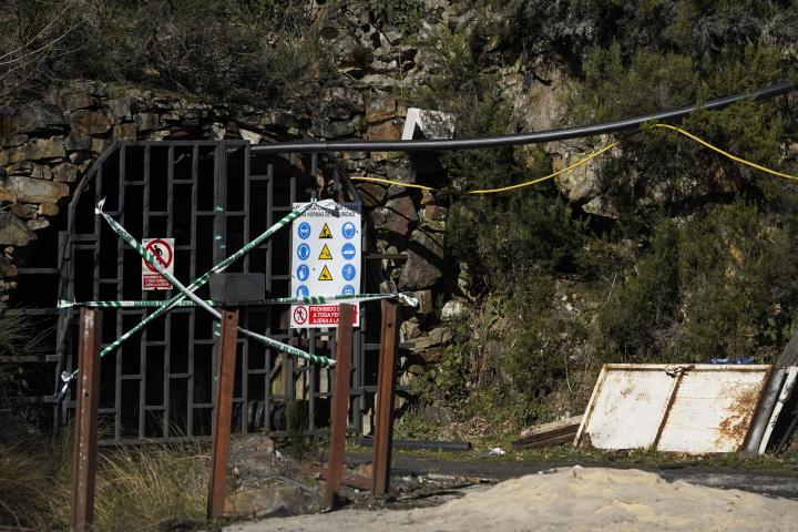 Vista de la bocamina cerrada este lunes en la mina de Cerredo, en el concejo asturiano de Degaña. Cinco personas han fallecido y otras cuatro han resultado heridas de consideración en una explosión registrada hacia las 9:30 horas de este lunes en una mina de Cerredo, en el concejo de Degaña, en el extremo suroccidental de Asturias, han informado el Servicio de Emergencias del Principado de Asturias (SEPA) y la Guardia Civil.