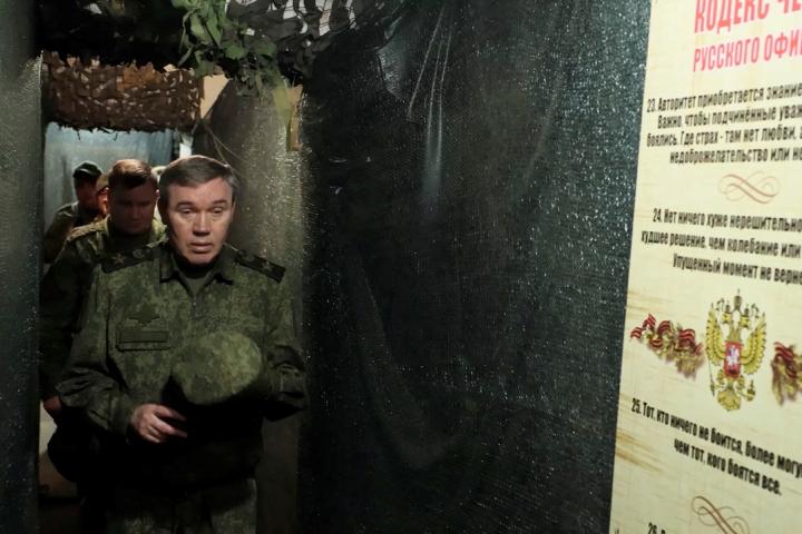 El jefe militar ruso Gerasimov inspecciona fuerzas en medio del conflicto con Ucrania.
