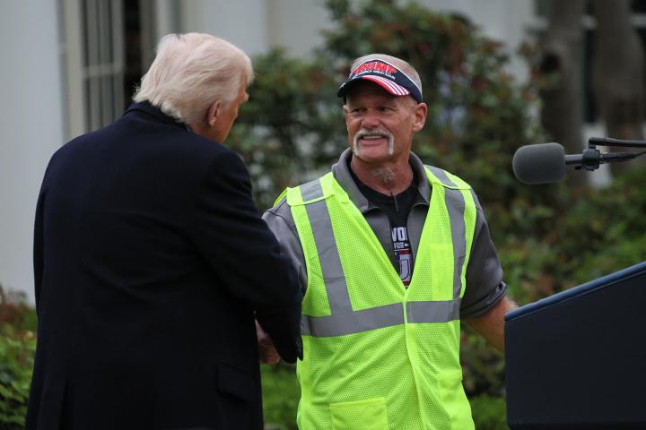 El presidente Trump invita subir al atril a Brian, un trabajador del sector del automóvil en EEUU.