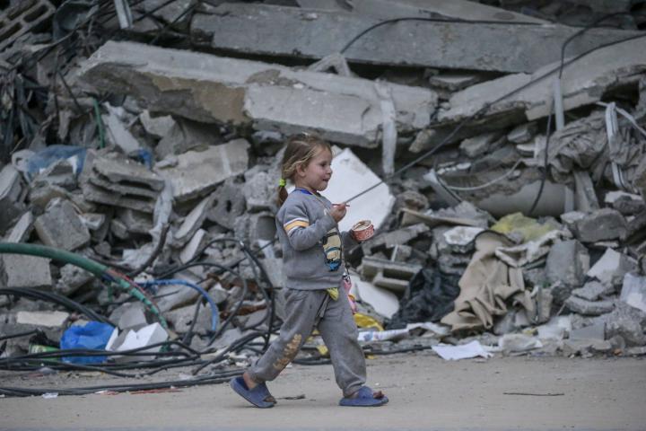 Imagen de una niña palestina caminando entre los escombros de Gaza.