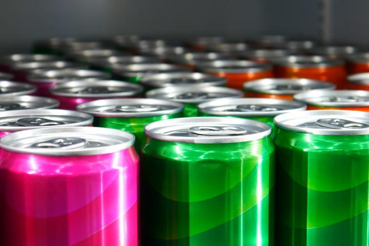 Imagen de varias latas de bebida.