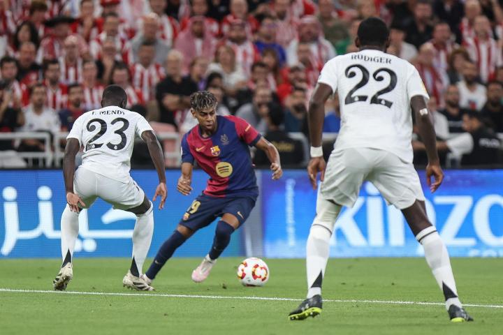 l jugador del FC Barcelona Lamine Yamal durante una acción en la final de la Supercopa de España