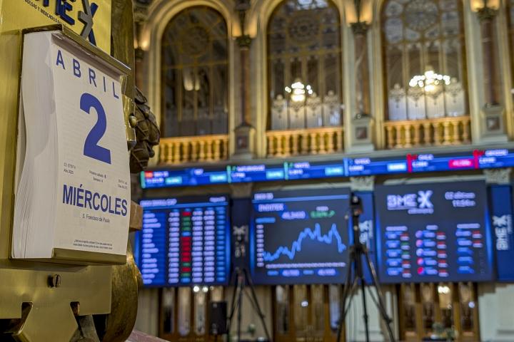 Varios paneles y monitores muestran en el parqué madrileño la evolución de la Bolsa española.