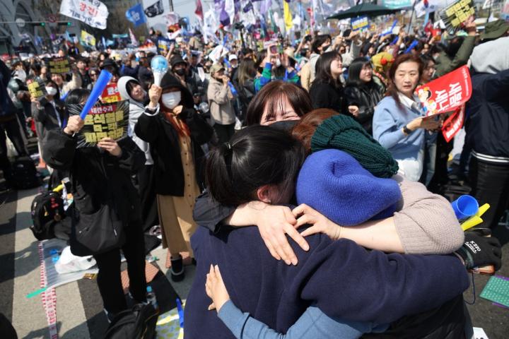 Críticos con la gestión de Yoon celebran el fallo de Constitucional de Corea del Sur.