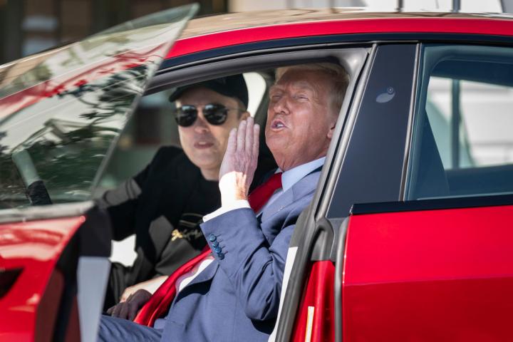 Donald Trump y Elon Musk, juntos en un coche de Tesla, en la Casa Blanca.