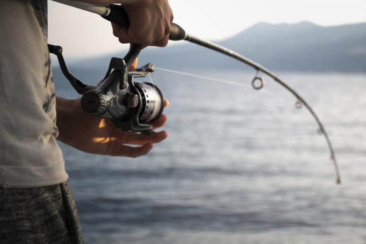 Imagen de archivo de una persona con una caña de pescar.