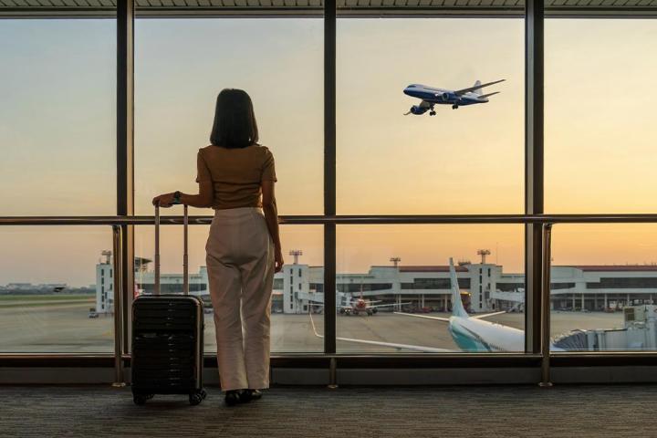 Una mujer con su maleta en el aeropuerto