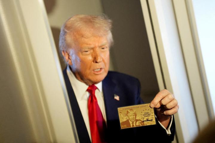 Trump, presentando la 'visa de oro' para que migrantes millonarios puedan adquirir la residencia: 'The Trump Card'. Con su efigie.