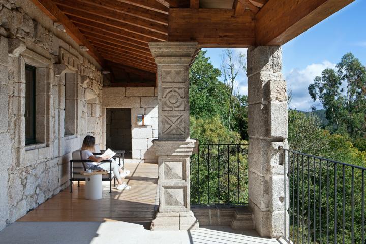 Una de las terrazas del Parador para desconectar con un libro.