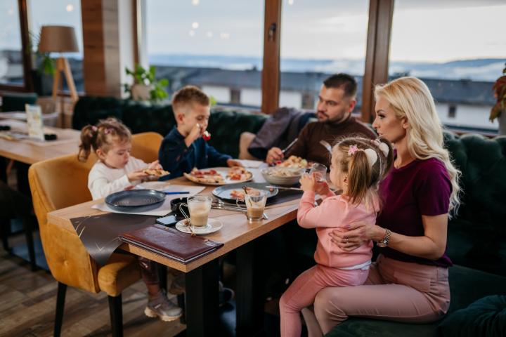 Una familia comiendo en un restaurante, en una imagen de archivo.