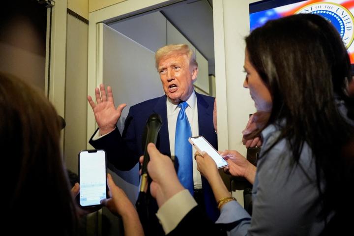 Donald Trump atiende a los medios en el Air Force One, de regreso a Washington tras pasar el fin de semana en Florida.