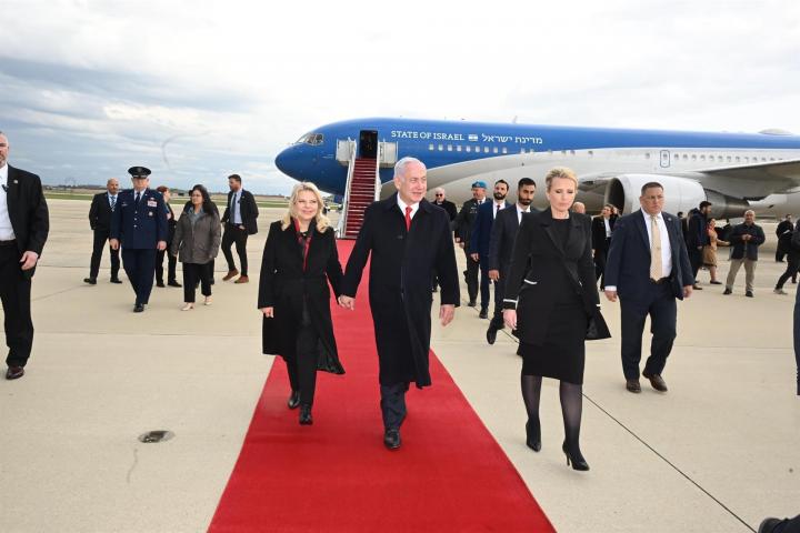 El primer ministro de Israel, Benjamin Netanyahu, y la primera dama, llegan a Washington