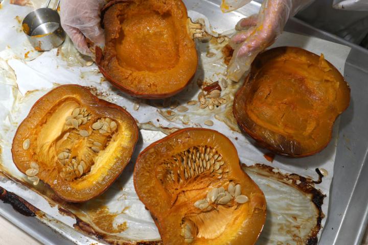 Un chef prepara unas calabazas al horno.