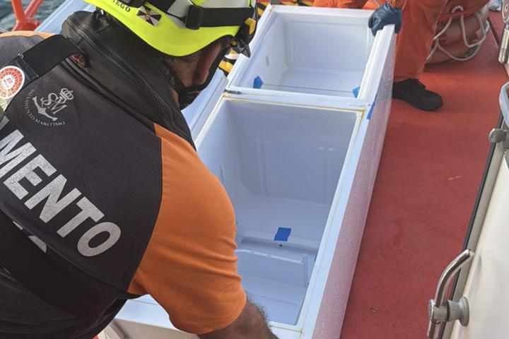 Salvamento Marítimo ha recuperado durante este fin de semana más de veinte frigoríficos a la deriva frente a las costas de Cádiz, así como el contenedor en el que supuestamente viajaban.