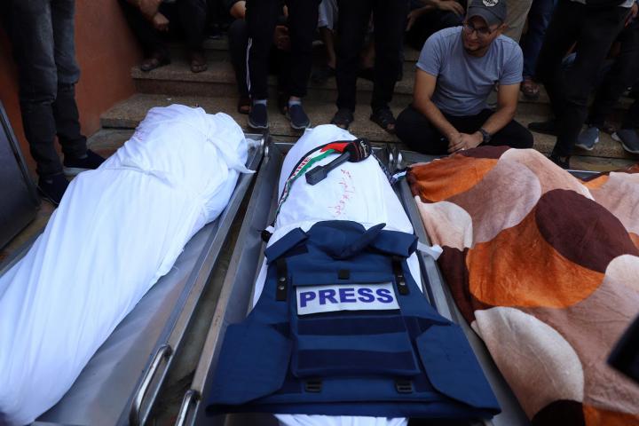 Un hombre llora a un periodista palestino y a sus familiares, muertos en Jan Yunis