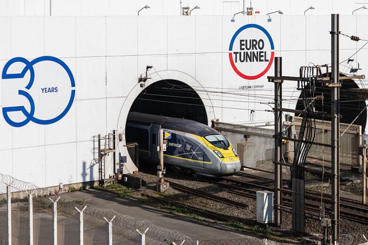 Un tren pasa por el Eurotúnel