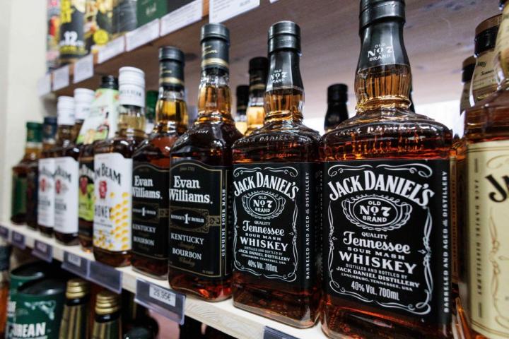 Varios tipos de whiskey bourbon en una tienda de Alemania.