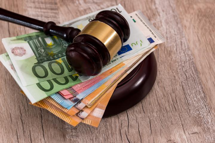 El mazo de un juez sobre billetes de euros