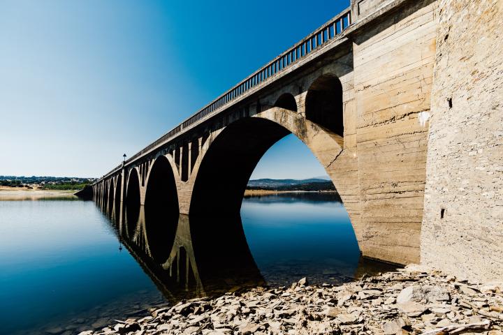 Puente sobre el embalse Santa Teresa, en Salamanca.