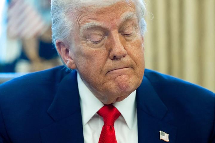 Donald Trump gesticula, serio, en el Despacho Oval