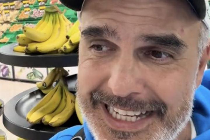 Fernando, el viajero que se sorprende con el precio de los plátanos en Canarias.