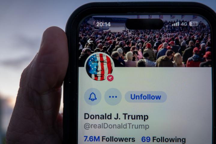Imagen de archivo de un teléfono móvil con el perfil de Donald Trump, en su propia red social, Truth Social.