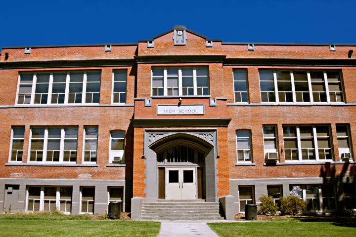 Imagen de archivo de una fachada de un centro educativo.