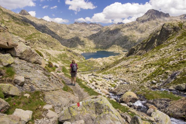 Imagen de archivo de un ibón en los Pirineos a su paso por el valle de Tena.
