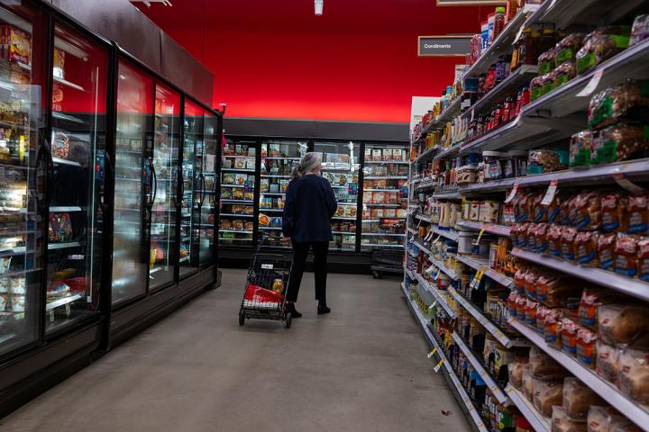 Una persona hace la compra en un supermercado, en una imagen de archivo
