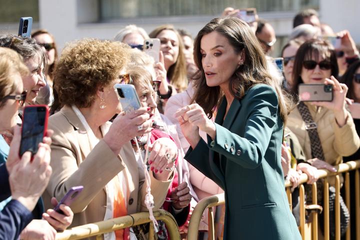 La reina Letizia habla con varias mujeres en León.