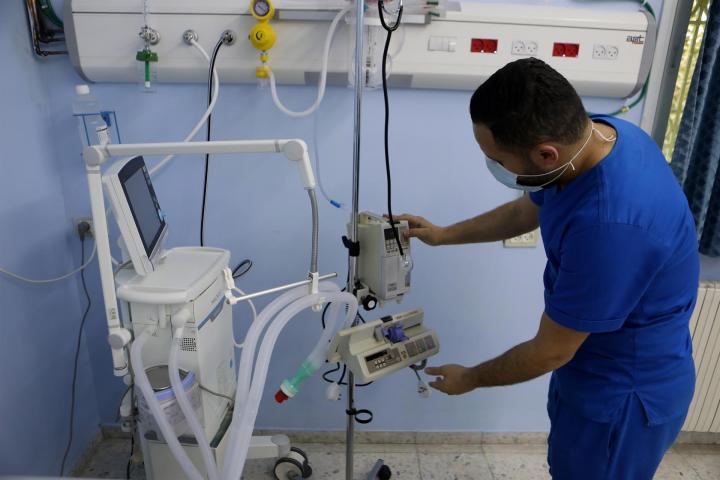 Un médico palestino en el hospital Bautista Al Ahli de la ciudad de Gaza.