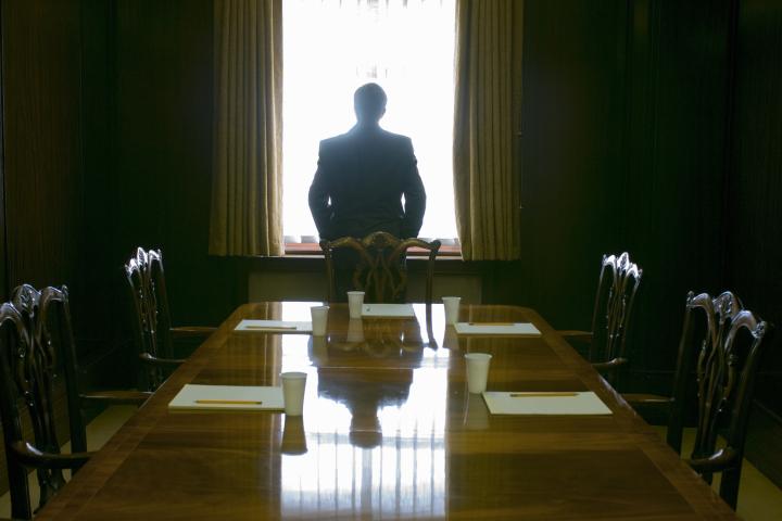 Una persona de espaldas en un lujoso despacho, en una imagen de archivo.