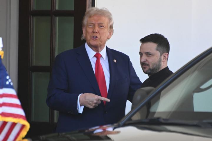 Donald Trump gesticula al recibir a Volodimir Zelenski en la Casa Blanca el día de su ya archiconocida discusión pública