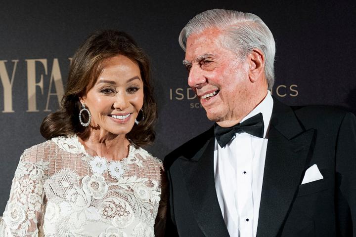 El escritor peruano, Mario Vargas Llosa, junto a Isabel Preysler en la alfombra roja de una entrega de premios