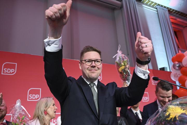 El líder de los socialdemócratas de Finlandia, Antti Lidtman, celebra los resultados de su partido en las elecciones municipales y regionales.