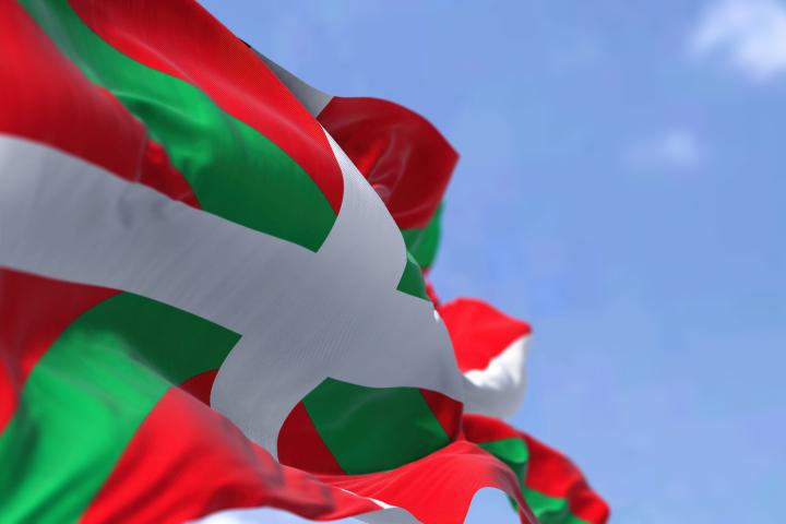 Imagen de archivo de una ikurriña ('ikurrina', en euskera), la bandera de Euskadi (País Vasco), ondeando al viento.