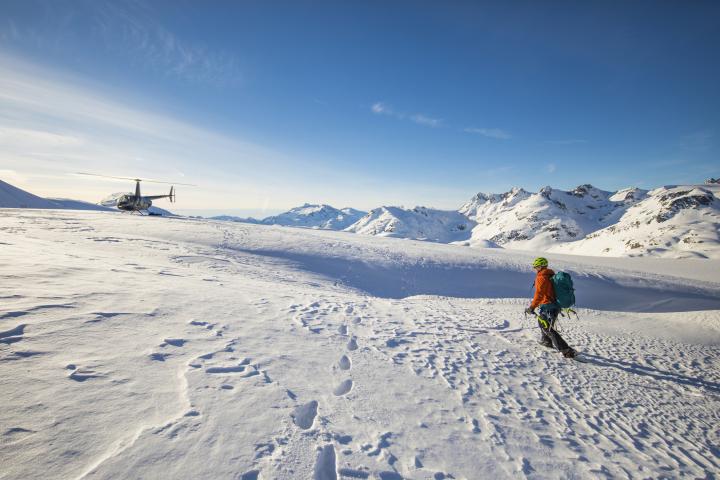 Imagen de un helicóptero sobre la nieve.