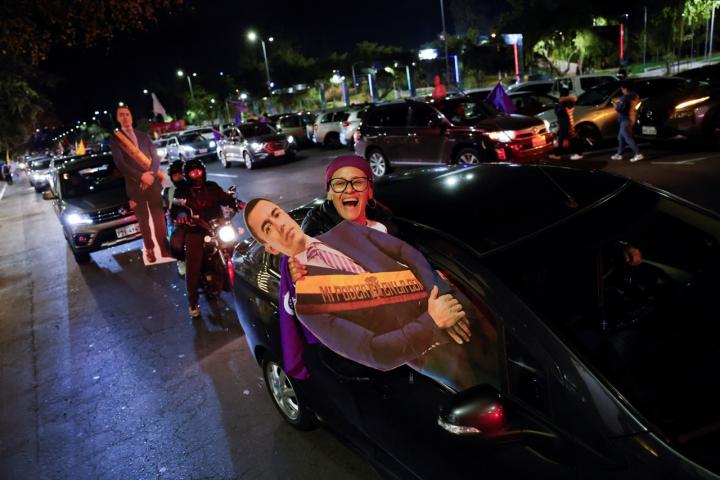 Seguidores de Daniel Noboa celebran la victoria de su candidato en la segunda vuelta de las presidenciales de Ecuador.