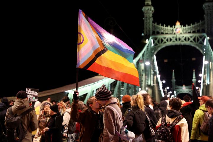 Dos manifestantes se besan mientras bloquean el Puente de la Libertad, en Budapest, tras la aprobación de la reforma constitucional que limitará los derechos LGTBIQ+ en Hungría.