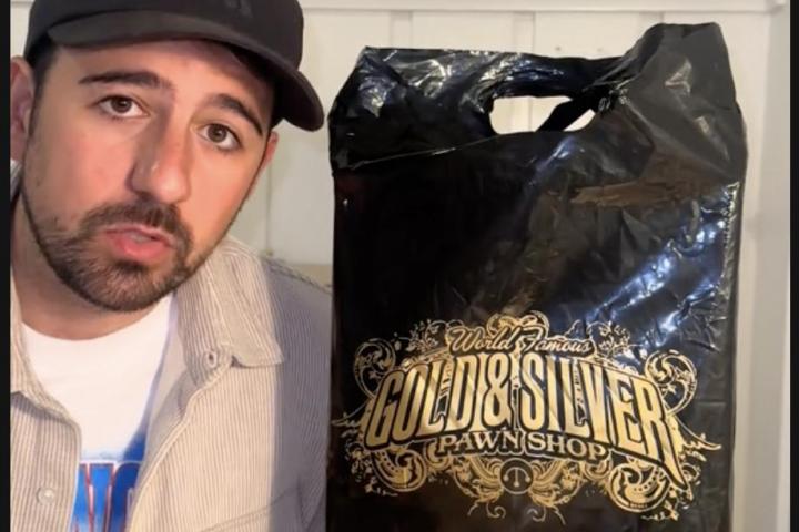 El creador de contenido ElChurches, en el vídeo del unboxing de la caja misteriosa de La Casa de los Empeños.